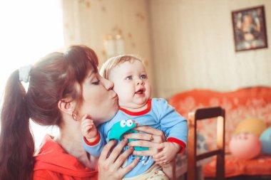 Ana holding kız
