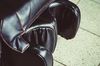 siyah deri masaj koltuğu