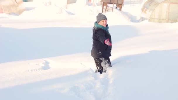 Uma mulher caminha pela neve — Vídeo de Stock