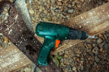 Elektrik kiremit kesici ve Matkap yere yat