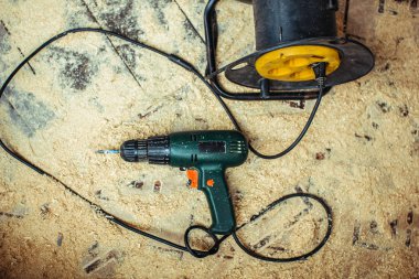 Elektrik kiremit kesici ve Matkap yere yat