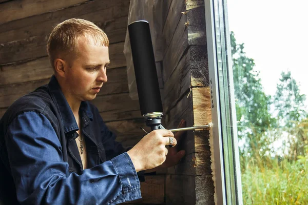 Mitarbeiter schäumt Fenster auf — Stockfoto