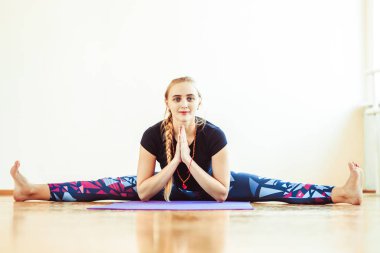 Sicim üzerinde oturan kız