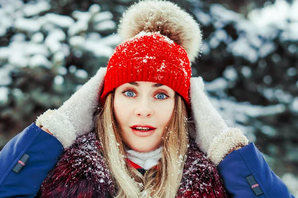 Mujer invierno sorpresa —  Fotos de Stock