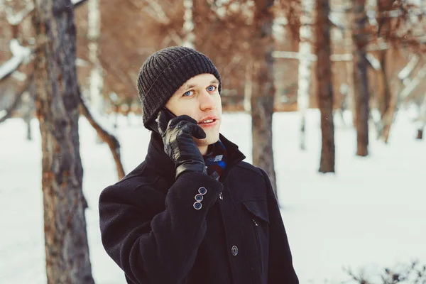 Człowiek w telefonie w zimie — Zdjęcie stockowe