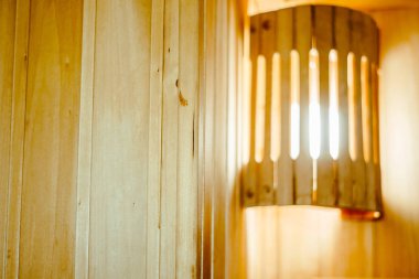 saunada ahşap raflar