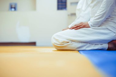 bir kimono spor salonunda oturan öğrenciler