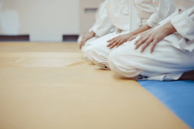 bir kimono spor salonunda oturan öğrenciler