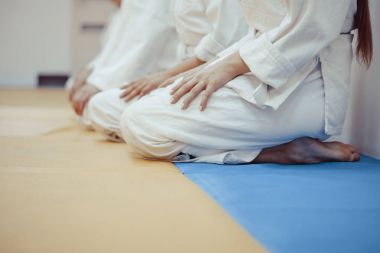 bir kimono spor salonunda oturan öğrenciler