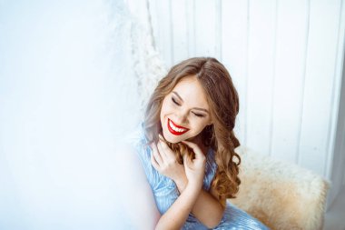 kadın stüdyoda bir salıncak üzerinde