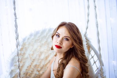 kadın stüdyoda bir salıncak üzerinde