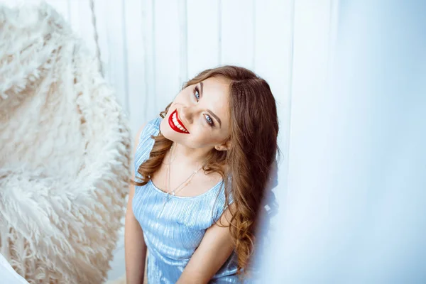 Frau auf Schaukel im Studio — Stockfoto