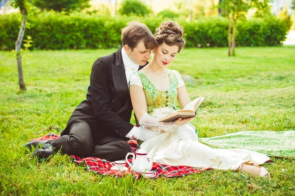 Пара, читающая книгу — стоковое фото