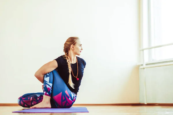 Girl doing yoga in the hall — Stock Photo, Image