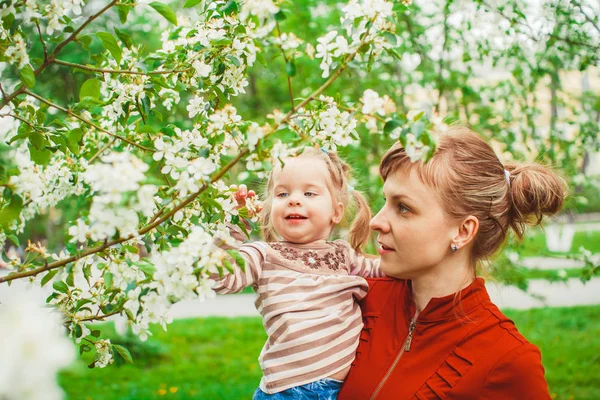 Matka a dcera v květinové zahradě — Stock fotografie