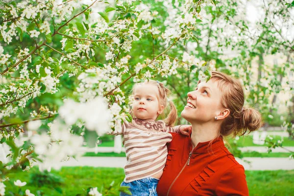 Madre e hija en jardín de flores —  Fotos de Stock