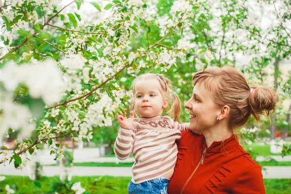 Matka a dcera v květinové zahradě — Stock fotografie