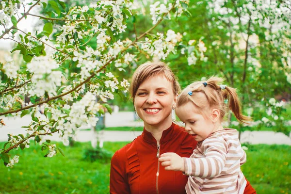 Madre e hija en jardín de flores —  Fotos de Stock