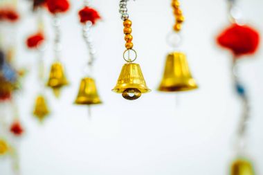 süspansiyon üzerinde asılı çan