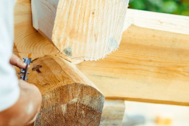 marangoz bir ağaç üzerinde çizim