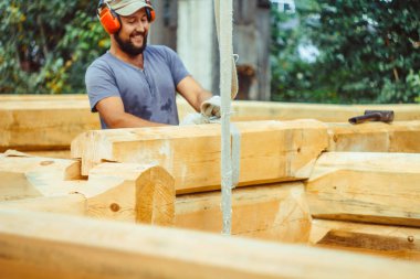 marangoz bir ağaç üzerinde çizim