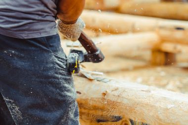 bir adam bir günlük keser