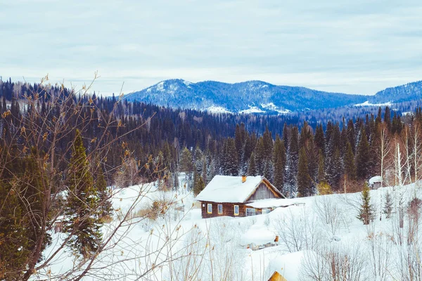 Huis in de winter in het dorp — Stockfoto