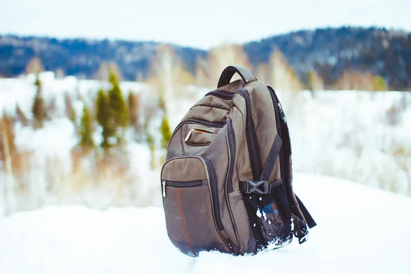 Plecak w śniegu — Zdjęcie stockowe