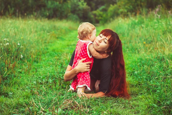 Mère avec fille sur l'herbe — Photo