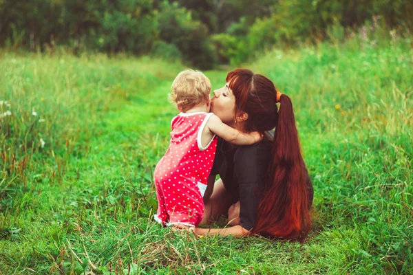 Мати з дочкою на траві — стокове фото
