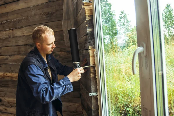 Mitarbeiter schäumt Fenster auf — Stockfoto