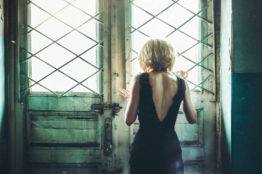 eski bir evde elbiseli kız