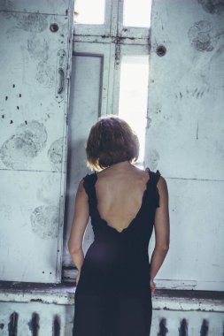 eski bir evde elbiseli kız