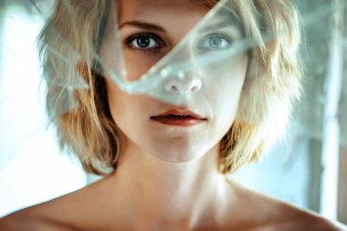 kırık pencereyi kızla