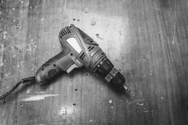 tablo üzerinde matkap yalan