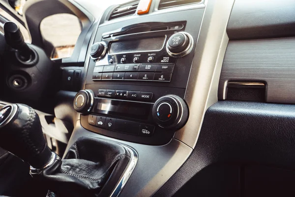 Radio del coche en el coche — Foto de Stock