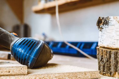 tablo üzerinde matkap yalan