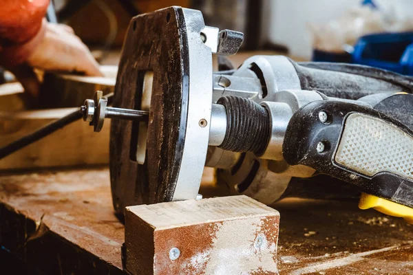 El tratamiento de la parte de muebles por la máquina para pulir el árbol. la rectificadora en un tablero, enfoque selectivo . — Foto de Stock