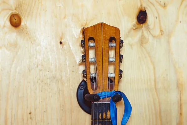 Der Hals der Gitarre an die Wand — Stockfoto