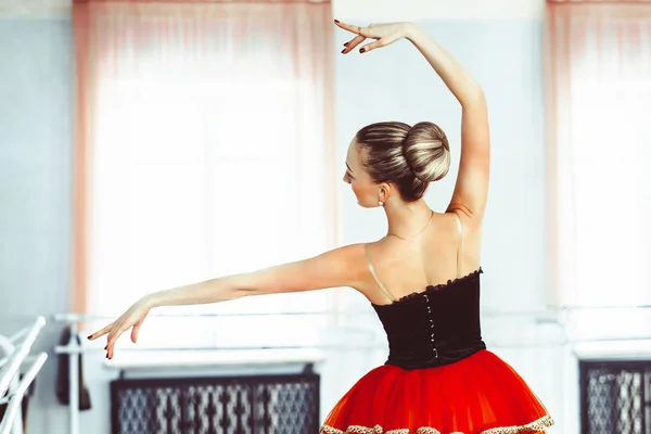 Baletka v baletní sál — Stock fotografie