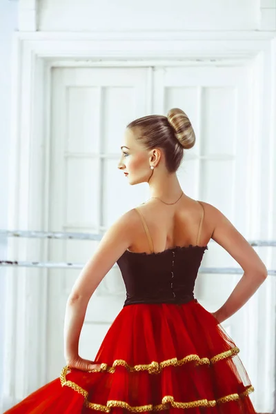 Bailarina en la sala de ballet —  Fotos de Stock