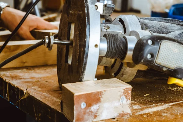 Bearbetning av en möbler del av en maskin för polering av ett träd. slipmaskinen på ett bräde, selektivt fokus. — Stockfoto