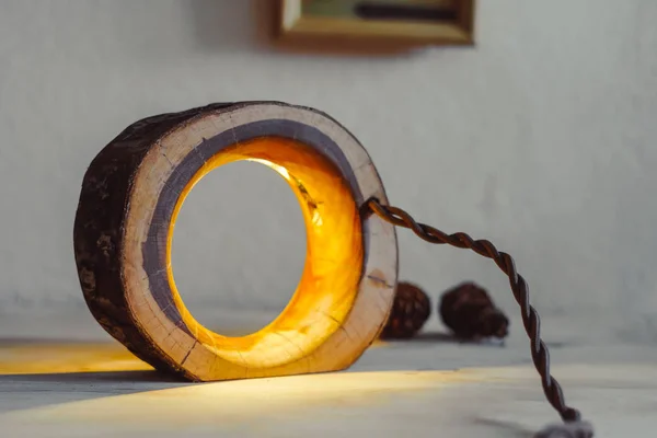 Lampada in legno fatta a mano — Foto Stock