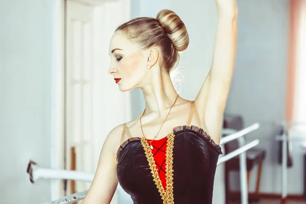 Bailarina en la sala de ballet —  Fotos de Stock