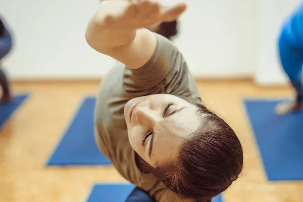 Chica haciendo yoga en la sala — Foto de Stock