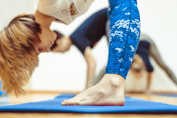 Chica haciendo yoga en la sala — Foto de Stock