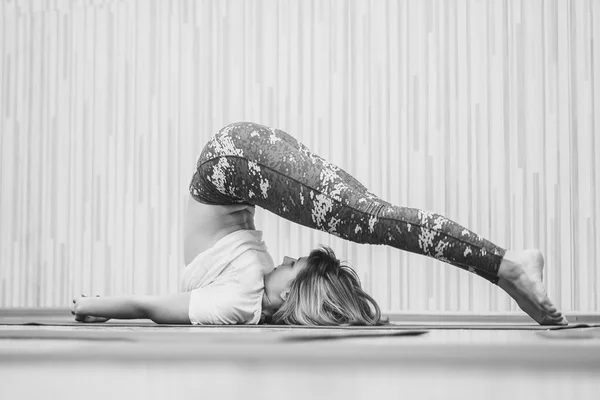 Girl doing yoga in the hall — Stock Photo, Image