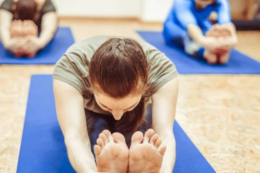 Koridorda yoga yaparken kız