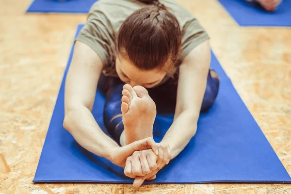 Chica haciendo yoga en la sala — Foto de Stock