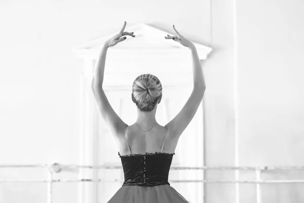 Ballerine dans la salle de ballet — Photo